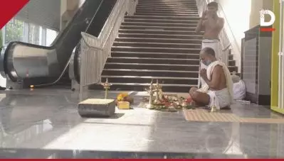 പേട്ട മെട്രോ സ്‌റ്റേഷനിലെ മതചടങ്ങുകള്‍; തൊഴിലാളിയുടെ കുറിപ്പ് ചര്‍ച്ചയായി, മതനിരപേക്ഷ സമൂഹത്തിന് വിരുദ്ധമാണ് ചടങ്ങുകളെന്ന് പ്രതികരണങ്ങള്‍