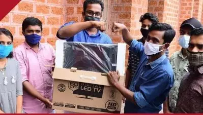 ‘അങ്ങനെ അവര്‍ മുതിര്‍ന്നവര്‍ക്ക് പലവിധത്തില്‍ മാതൃകയാവുന്നു’; എസ്.എഫ്.ഐയുടെയും കെ.എസ്.യുവിന്റെയും നടപടിയില്‍ അഭിനന്ദന പ്രവാഹം