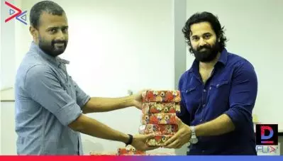 ഓണ്‍ലൈന്‍ പഠനത്തിന് സൗകര്യമില്ലാത്ത കുട്ടികള്‍ക്ക് 30 സ്മാര്‍ട്ട് ഫോണ്‍ നല്‍കി ഉണ്ണി മുകുന്ദന്‍