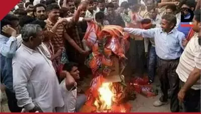 പരസ്യമായി ബി.ജെ.പിയുടെ കൊടി കത്തിച്ച് ബ്രാഹ്മണര്‍; വൈറലായി ചിത്രത്തിന്റെ സത്യാവസ്ഥ ഇതാണ്