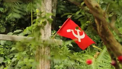 ബി.ജെ.പി വിട്ട് സി.പി.ഐ.എമ്മിലെത്തിയവര്‍ക്ക് കൊവിഡ് നിര്‍ദേശങ്ങള്‍ കാറ്റില്‍പ്പറത്തി സ്വീകരണം; ജില്ലാ സെക്രട്ടറിയുടെ നേതൃത്വത്തില്‍ നടന്ന ചടങ്ങില്‍ എം.എല്‍.എയും