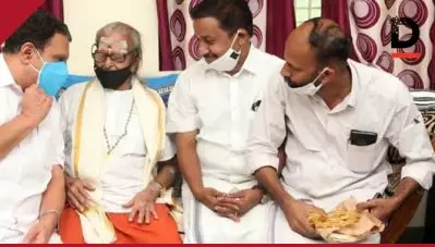 സാമൂഹിക അകലമില്ല, മാസ്‌ക് താടിയില്‍; റിവേഴ്‌സ് ക്വാറന്റീനില്‍ കഴിയുന്ന ചേമഞ്ചേരിയ്ക്ക് പിറന്നാളാശംസ നേരാനെത്തിയ കെ. മുരളീധരന് വിമര്‍ശനം