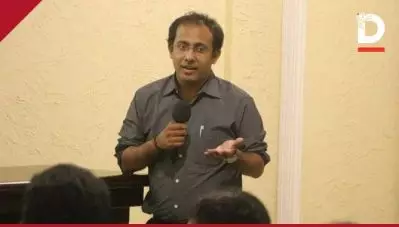സ്ഥലം മാറ്റിയത് രാജ്യാന്തര പുരസ്‌കാരം നേടിയ മികച്ച ഉദ്യോഗസ്ഥനെ