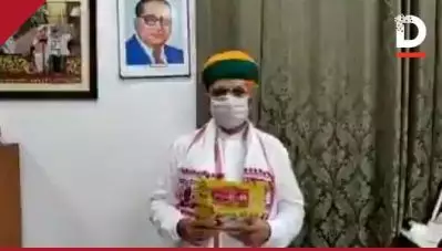 ഈ പപ്പടത്തില്‍ കൊവിഡിനെതിരായ ആന്റിബോഡിയുണ്ട്; കൊവിഡിനെ ചെറുക്കുമെന്ന് അവകാശപ്പെട്ട് പപ്പടവുമായി കേന്ദ്രമന്ത്രി