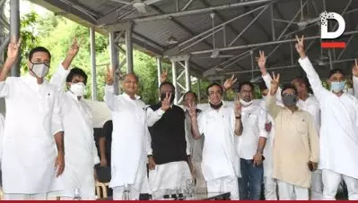 ‘ഇതാ നോക്കൂ…’; രാജസ്ഥാനില്‍ ശക്തി പ്രകടിപ്പിച്ച് അശോക് ഗെലോട്ട്, എം.എല്‍.എമാര്‍ ജയ്പൂരില്‍
