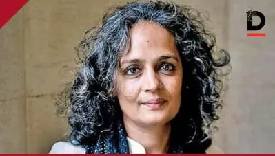 ഭരണഘടന തിരുത്തിയെഴുതുകയല്ല, മാറ്റിനിർത്തുകയാണ്; ഹിന്ദുത്വ ഇന്ത്യ പ്രാവർത്തികമാകുന്നതാണ് ഇപ്പോൾ കാണുന്നത്; അരുന്ധതി റോയ്