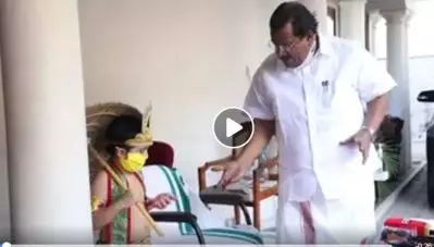 മന്ത്രിയുടെ വാര്‍ത്താസമ്മേളനത്തിനിടെ സാനിറ്റൈസറുമായി കൊച്ചു മാവേലി; കൊച്ചു മകന്റെ വീഡിയോ പങ്കുവെച്ച് ഇ.പി ജയരാജന്‍