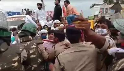 ജ്യോതിരാദിത്യ സിന്ധ്യയുടെ സ്വന്തം മണ്ഡലത്തില്‍ ശക്തി കാണിച്ച് കോണ്‍ഗ്രസ്; ബി.ജെ.പിയുടെ റോഡ് ഷോയില്‍ പ്രതിഷേധിച്ച് നൂറുകണക്കിന് കോണ്‍ഗ്രസുകാര്‍