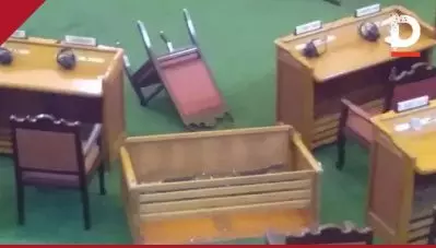 മണിപ്പൂരില്‍ വിശ്വാസവോട്ടെടുപ്പ് ജയിച്ച് സര്‍ക്കാര്‍; സ്പീക്കര്‍ക്ക് നേരെ കസേര വലിച്ചെറിഞ്ഞ് പ്രതിപക്ഷം