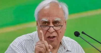 ‘എന്തൊക്കെയോ കളികള്‍ നടക്കുന്നുണ്ട്’; ചെങ്കോട്ടയിലേക്ക് കയറിയവരെ ആരും തടയാതിരുന്നത് എന്തുകൊണ്ടെന്ന് കപില്‍ സിബല്‍