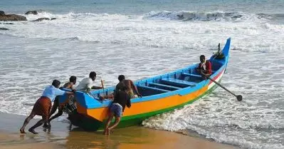 മലപ്പുറത്തും തൃശ്ശൂരും മത്സ്യബന്ധനത്തിന് പോയ ബോട്ടുകളും വള്ളവും അപകടത്തില്‍പ്പെട്ടു; നിരവധി പേരെ കാണാതായി; രക്ഷാ പ്രവര്‍ത്തനം തുടരുന്നു