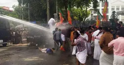 കെ.ടി ജലീലിന്റെ രാജി ആവശ്യപ്പെട്ട് നടത്തിയ മാര്‍ച്ച്; കെ.എസ് ശബരിനാഥനും വി.വി രാജേഷുമുള്‍പ്പടെ 200 പേര്‍ക്കെതിരെ പൊലീസ് കേസെടുത്തു