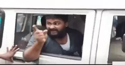 പൊലീസ് ജീപ്പിനുള്ളില്‍ ഇരുന്ന് ജീപ്പിന്റെ ചില്ല് അടിച്ചുപൊട്ടിച്ച് യൂത്ത് കോണ്‍ഗ്രസ് പ്രവര്‍ത്തകന്‍; എന്‍.ഐ.എ ആസ്ഥാനത്ത് കയ്യാങ്കളി