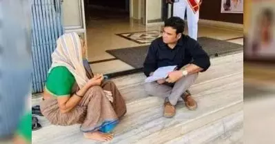 തെലങ്കാനയില്‍ പടികള്‍ കയറാനാവാതെ കോടതിയ്ക്ക് മുന്നിലിരുന്ന് വൃദ്ധ; കേസ് നിലത്തിരുന്ന് തീര്‍പ്പാക്കി ജഡ്ജ്