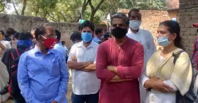 ഹാത്രാസ് പെണ്‍കുട്ടിയുടെ വീട് സന്ദര്‍ശിച്ച് സി.പി.ഐ.എം നേതാക്കള്‍