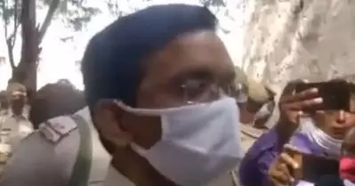 “മാധ്യമങ്ങള്‍ നാളെ പോകും, പറഞ്ഞത് മാറ്റണമോ വേണ്ടയോ എന്ന് നിങ്ങള്‍ക്ക് തീരുമാനിക്കാം”; ഹാത്രാസ് പെണ്‍കുട്ടിയുടെ പിതാവിനെ ഭീഷണിപ്പെടുത്തി ജില്ലാ മജിസ്‌ട്രേറ്റ്