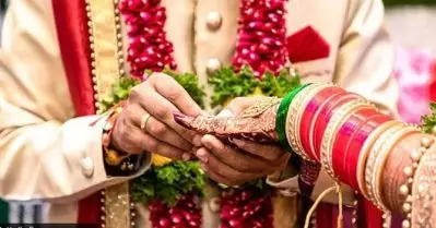 ആരെ വിവാഹം കഴിക്കണമെന്നത് പൗരന്റെ മൗലികാവകാശം; ജാതിയോ മതമോ പരിഗണിക്കേണ്ടതില്ലെന്ന് കര്‍ണാടക ഹൈക്കോടതി