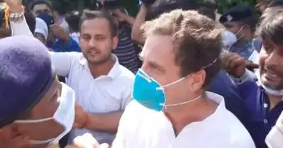 പൊലീസ് ലാത്തിച്ചാര്‍ജ്ജ് നടത്തി, എന്നെ നിലത്തേക്ക് തള്ളിയിട്ടു, മോദിജിക്ക് മാത്രമേ ഈ രാജ്യത്ത് നടക്കാന്‍ കഴിയൂ എന്നുണ്ടോ: ആഞ്ഞടിച്ച് രാഹുല്‍