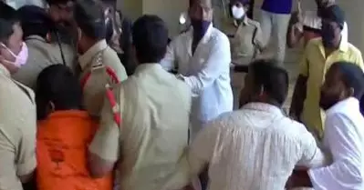 ബി.ജെ.പി സ്ഥാനാര്‍ത്ഥിയുടെ ബന്ധു വീട്ടില്‍ നിന്ന് പിടിച്ചെടുത്ത പണം പൊലീസിന്റെ കയ്യില്‍ നിന്ന് തട്ടിപ്പറിച്ച് ബി.ജെ.പിക്കാര്‍; തെലങ്കാന സംസ്ഥാന അധ്യക്ഷന്‍ അറസ്റ്റില്‍
