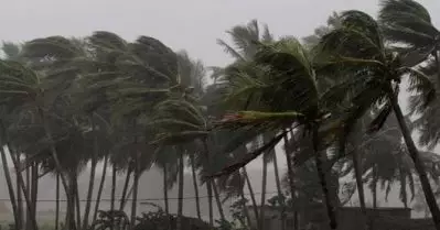 റെഡ്, ഓറഞ്ച്, യെല്ലോ അലേര്‍ട്ടുകള്‍ പ്രഖ്യാപിച്ചു; സംസ്ഥാനത്ത് നാളെ മുതല്‍ ശക്തമായ മഴയ്ക്കും കാറ്റിനും സാധ്യത