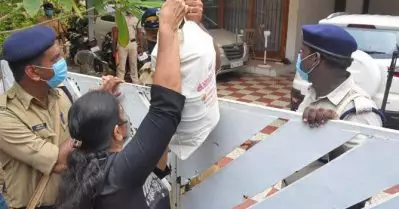 ബിനീഷിന്റെ കുഞ്ഞിനേയും ഭാര്യയേയും മുറിയില്‍ പൂട്ടിയിട്ടു; കുഞ്ഞിന് ഭക്ഷണം പോലും നല്‍കാന്‍ കഴിഞ്ഞില്ലെന്ന് കുടുംബം; നാടകീയ രംഗങ്ങള്‍