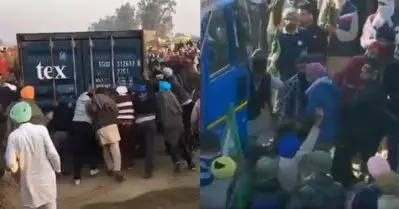 പൊലീസിന്റെ ആ ശ്രമവും പാഴായി; തടയാന്‍ വെച്ച ട്രക്കും കണ്ടെയ്‌നറുകളും തള്ളിമാറ്റി കര്‍ഷകര്‍ മുന്നോട്ട്