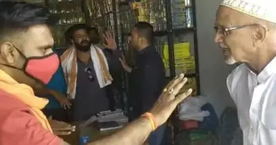 ഹിന്ദു ദൈവങ്ങളുടെ സ്റ്റിക്കര്‍ പതിച്ച പടക്കങ്ങള്‍ വിറ്റെന്നാരോപിച്ച് മുസ്‌ലിം കച്ചവടക്കാര്‍ക്ക് നേരെ ഹിന്ദുത്വപ്രവര്‍ത്തകരുടെ കൊലവിളി