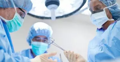 പ്രസവ ശസ്ത്രക്രിയക്കിടെ കൈപ്പിഴ; യുവതിയുടെ വയറിനുള്ളില്‍ പഞ്ഞി വെച്ച് തുന്നിക്കെട്ടിയതായി പരാതി
