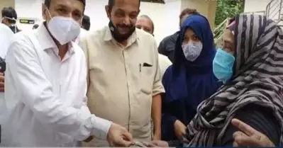 ഒരു വാര്‍ഡില്‍ രണ്ട് ലീഗ് സ്ഥാനാര്‍ത്ഥികള്‍, രണ്ട് പേര്‍ക്കും കെട്ടിവെക്കാന്‍ പണം നല്‍കി പാര്‍ട്ടി; സൗഹൃദമത്സരമെന്ന് സാദിഖലി ശിഹാബ് തങ്ങള്‍