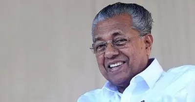 സംഘപരിവാര്‍ നേതാവ് ഹരജി നല്‍കി, വാദിക്കാന്‍ ചെല്ലുന്നത് കെ.പി.സി.സി ഭാരവാഹി,നല്ല ഐക്യം; പരിഹാസവുമായി മുഖ്യമന്ത്രി