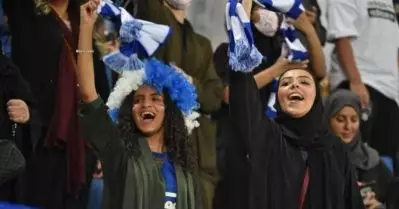 ഇനി കാണിയല്ല, കളിക്കളത്തില്‍; സൗദിയില്‍ ആദ്യ വനിതാ ഫുട്‌ബോള്‍ ലീഗിന് തുടക്കം