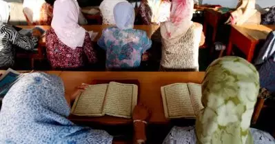 മദ്രസ വിദ്യാര്‍ത്ഥികള്‍ കറുപ്പിന് പകരം വെളുത്ത മുഖമക്കന ധരിക്കണമെന്ന് ബാലാവകാശ കമ്മീഷന്‍
