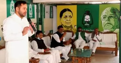 ബീഹാറില്‍ സര്‍ക്കാരുണ്ടാക്കുമെന്ന് തേജസ്വി; എം.എല്‍.എമാര്‍ പട്‌നയില്‍ തുടരണമെന്ന് നിര്‍ദേശം