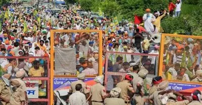 അതിര്‍ത്തിയില്‍ പതിനായിരങ്ങള്‍ കൂടുന്നു; കര്‍ഷക സമരം അടിച്ചമര്‍ത്താന്‍ പുതിയ നീക്കത്തിന് ഹരിയാന പൊലീസ്