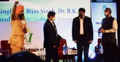 കേന്ദ്രമന്ത്രി അവാര്‍ഡ് നീട്ടി; ജയ് കിസാന്‍ വിളിച്ച് പുരസ്‌കാരം നിഷേധിച്ച് ശാസ്ത്രജ്ഞന്‍; മിണ്ടാട്ടം മുട്ടി വേദിയിലെ പ്രമുഖര്‍