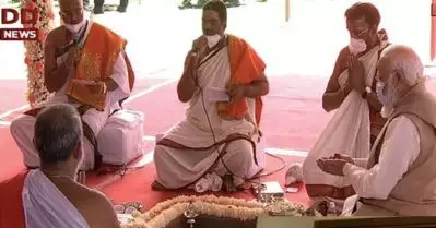 സംസ്‌കൃത ശ്ലോകങ്ങളും പൂജാകര്‍മ്മങ്ങളും, സമീപത്ത് രത്തന്‍ ടാറ്റയും കോര്‍പ്പറേറ്റുകളും; കര്‍ഷക പ്രതിഷേധത്തിനിടെ പുതിയ ഇന്ത്യന്‍ പാര്‍ലമെന്റിന് തറക്കല്ലിട്ട് നരേന്ദ്ര മോദി