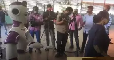 വോട്ട് ചെയ്യാനെത്തിയവര്‍ക്ക് നിര്‍ദേശം നല്‍കിയത് റോബോട്ട്; കൗതുകമായി കൊച്ചിയിലെ തെരഞ്ഞെടുപ്പ്