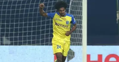 കൊമ്പുകുലുക്കി കൊമ്പന്‍മാര്‍