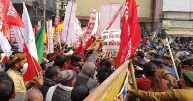 ബാറ്റണുകള്‍ക്കും ബാരിക്കേഡുകള്‍ക്കും മുന്നില്‍ പതറാതെ കര്‍ഷകര്‍; ആയിരക്കണക്കിന് കര്‍ഷകര്‍ ഗവര്‍ണറുടെ വസതിയിലേക്ക്