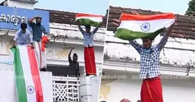 പാലക്കാട് നഗരസഭയില്‍ ദേശീയ പതാക ഉയര്‍ത്തി ഡി.വൈ.എഫ്.ഐ; ‘ഇത് സംഘികളുടെ ഗുജറാത്തല്ല, കേരളമാണ്’