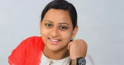 നാമനിര്‍ദേശ പത്രികാസമര്‍പ്പണത്തിന്റെ തലേ ദിവസം 21 വയസ് പൂര്‍ത്തിയായ രേഷ്മ മറിയം റോയ് അരുവാപ്പുലം പഞ്ചായത്ത് പ്രസിഡണ്ട്