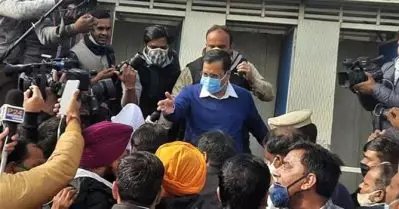 മുഖ്യമന്ത്രിയായല്ല ഞാന്‍ നിങ്ങള്‍ക്ക് മുന്‍പില്‍ നില്‍ക്കുന്നത്: ദല്‍ഹി-ഹരിയാന അതിര്‍ത്തിയില്‍ പ്രതിഷേധിക്കുന്ന കര്‍ഷകര്‍ക്ക് പിന്തുണയുമായി കെജ്‌രിവാള്‍