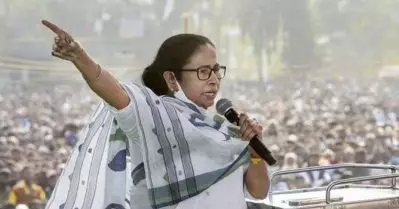 ബി.ജെ.പി അനുകൂല മുദ്രാവാക്യത്തില്‍ പ്രതിഷേധിച്ച് ആദ്യം മൗനം, പിന്നെ ഇറങ്ങിപ്പോക്ക്; വിളിച്ച് വരുത്തി അപമാനിക്കരുതെന്ന് മമത
