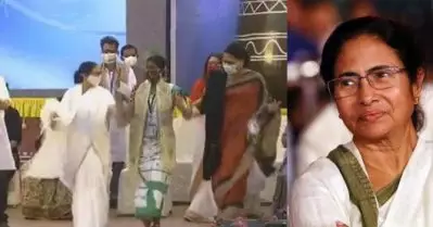 നാടോടി കലാകാരന്‍മാരോടൊപ്പം നൃത്തം ചെയ്ത് മമത; വേദിയില്‍ ബി.ജെ.പിയ്‌ക്കെതിരെ രൂക്ഷവിമര്‍ശനം