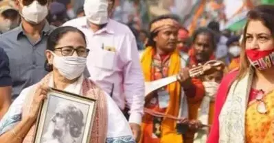 കയ്യില്‍ ടാഗോര്‍ ചിത്രവുമായി മമത; അമിത് ഷായ്ക്ക് പിന്നാലെ തൃണമൂലിന്റെ റോഡ് ഷോയില്‍ പകച്ച് ബിജെ.പി