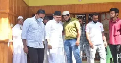 കുടുംബത്തിന്റെ വേദനയില്‍ പങ്കു ചേരുന്നു, രാഷ്ട്രീയത്തിന്റെ പേരില്‍ ഇന്നാട്ടില്‍ ആരും കൊല്ലപ്പെടരുത്; കാഞ്ഞങ്ങാട് കൊല്ലപ്പെട്ട ഔഫിന്റെ വീട്ടിലെത്തി മുനവ്വറലി ശിഹാബ് തങ്ങള്‍