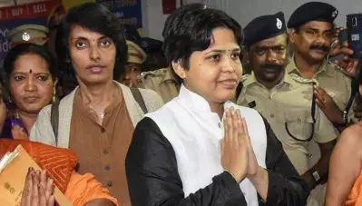 ഡ്രസ് കോഡിനെതിരെ പ്രതിഷേധം; ഷിര്‍ദി സായി ബാബ ക്ഷേത്രത്തിലേക്കെത്തിയ തൃപ്തി ദേശായി പൊലീസ് കസ്റ്റഡിയില്‍