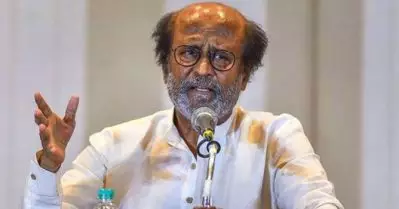 ”തലൈവരേ, നിങ്ങള്‍ ഞങ്ങളെ നിരാശരാക്കിക്കളഞ്ഞു, ഹൃദയം നുറുക്കിക്കളഞ്ഞു”; രജനീകാന്തിന്റെ വസതിക്ക് മുന്നില്‍ പ്രതിഷേധവുമായി ആരാധകര്‍ (വീഡിയോ)