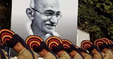 ‘ഇന്ത്യ ഇപ്പോൾ മഹാത്മ ​ഗാന്ധിയുടെ ഘാതകനെ പൂജിക്കുകയാണ്’; ഇന്ത്യയിൽ വളരുന്ന ​ഗോഡ്സെ ഭക്തിയും ഹിന്ദുത്വവും വാർത്തയാക്കി ​ഗാഡിയൻ