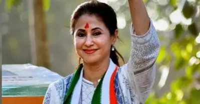 കോണ്‍ഗ്രസിന്റെ 20 ലക്ഷം മുഖ്യമന്ത്രിയുടെ ദുരിതാശ്വാസ നിധിയിലേക്ക് നല്‍കി ഊര്‍മിള മതോണ്ഡ്കര്‍